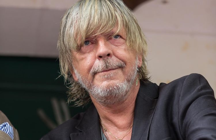 Renaud : Dominique, Lolita et Romane, les femmes de sa vie