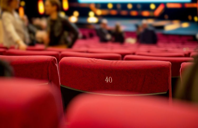 L’édito de ELLE : et si on aspirait à plus d’entractes dans nos vies, comme dans « The Brutalist » ?