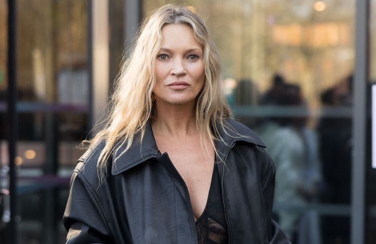 En skinny et bottines lacées à plateformes, Kate Moss remet la mode des années 2010 au goût du jour