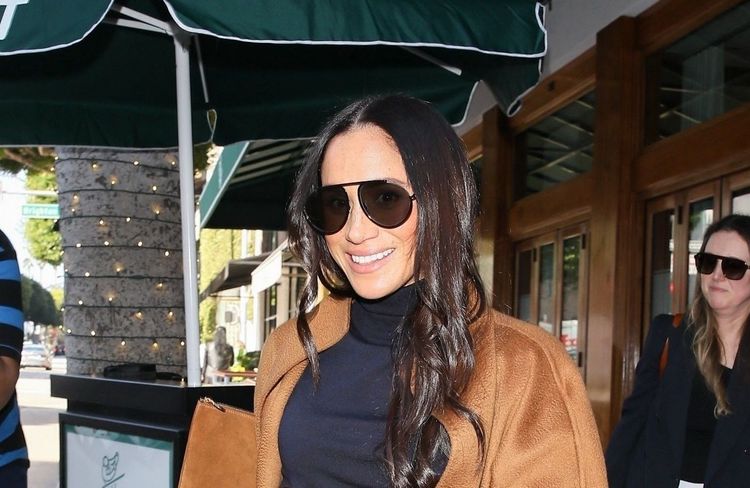 Meghan Markle prouve qu’une robe quiet luxury peut être sensuelle