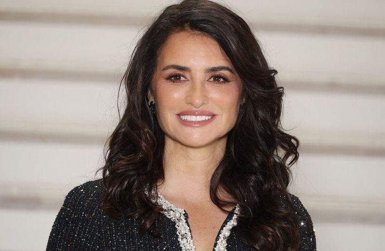 L’astuce toute simple de Penelope Cruz pour donner du volume à ses cheveux longs au défilé Chanel