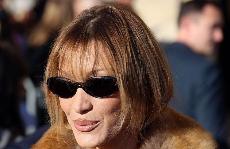 Bella Hadid change de tête : son nouveau carré court très 90’s fait déjà sensation