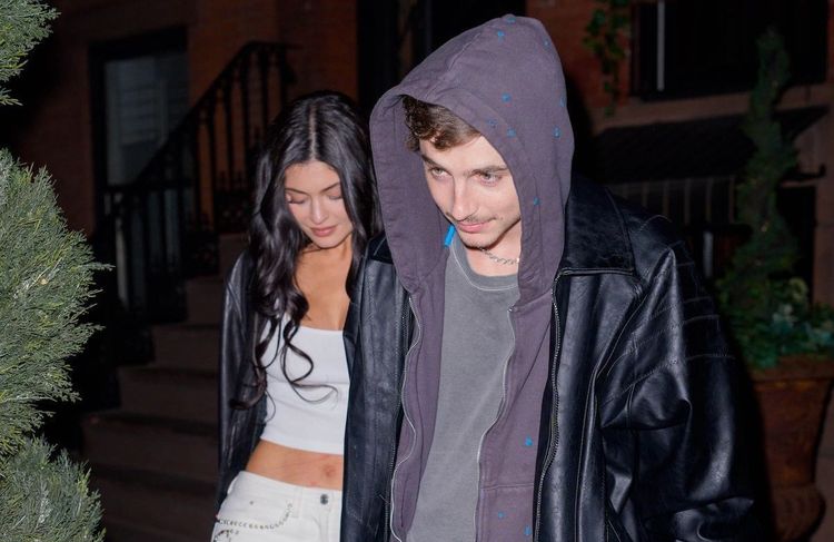 Aux côtés de Timothée Chalamet, Kylie Jenner confirme la tendance jean audacieuse du printemps