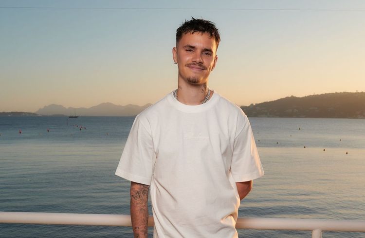 Entouré de sa famille, Romeo Beckham célèbre le lancement de sa marque de mode