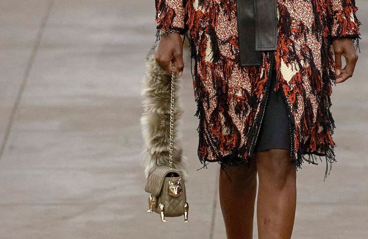 Chanel dévoile un « écureuil-bag » : l’accessoire farfelu mais chic du défilé Métiers d’Arts