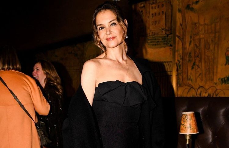 Robe bustier et manteau structuré : Katie Holmes signe le look chic et sensuel idéal pour la Saint-Valentin