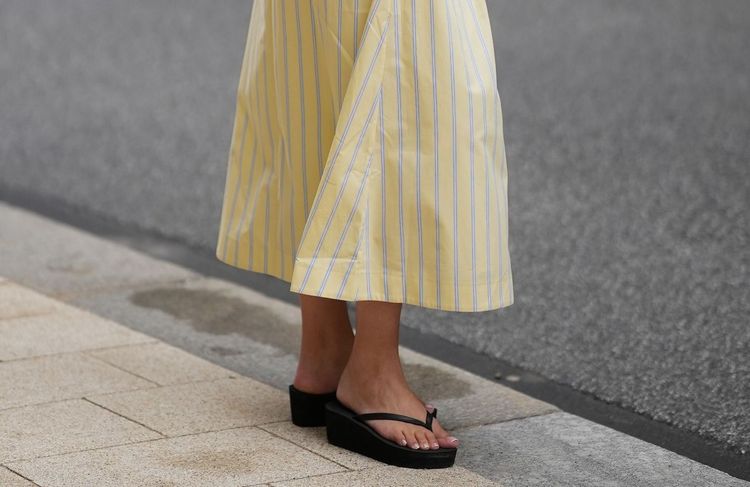 Inattendue mais pas moins stylée, voici pourquoi on voudra toutes porter la tong compensée cet été