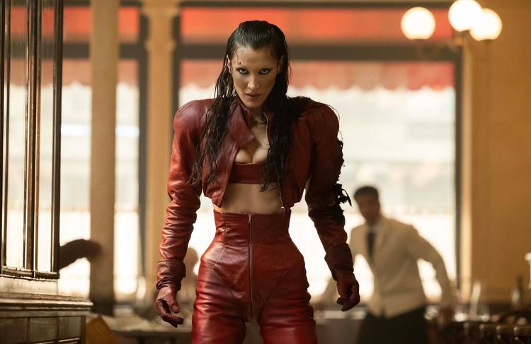 « The Beauty » : Bella Hadid envoûtante dans les premières images de la série façon « The Substance »