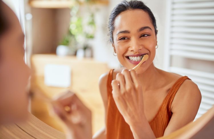 Pourquoi est-il primordial de se brosser les dents avant de se nettoyer le visage (et pas l'inverse) ?