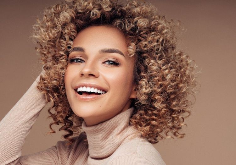 Huile de coco : pourquoi et comment utiliser ce soin naturel sur nos cheveux ?