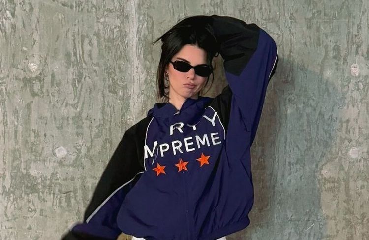 En veste à message, Kendall Jenner affiche son soutien à Timothée Chalamet : quand la mode devient la nouvelle arme promotionnelle du cinéma
