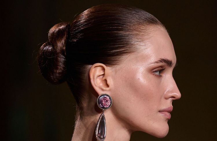 French twist : comment reproduire cette version moderne du chignon banane en quelques minutes pour une soirée ?