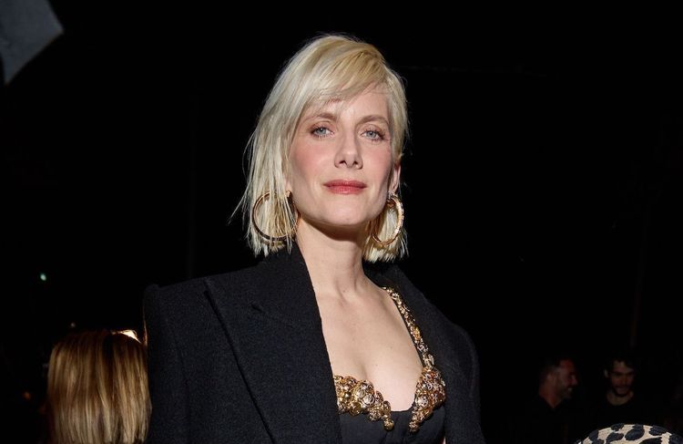 Au défilé Balmain, Mélanie Laurent s’impose avec un look structuré et élégant