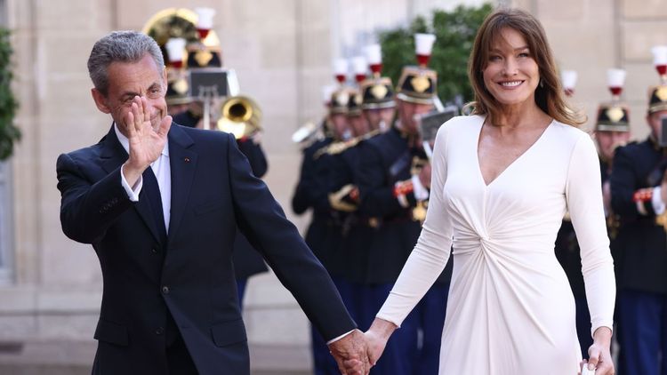 Carla Bruni fait des confidences sur Nicolas Sarkozy sous la couette : "20 ans après, je trouve ça encore délicieux"