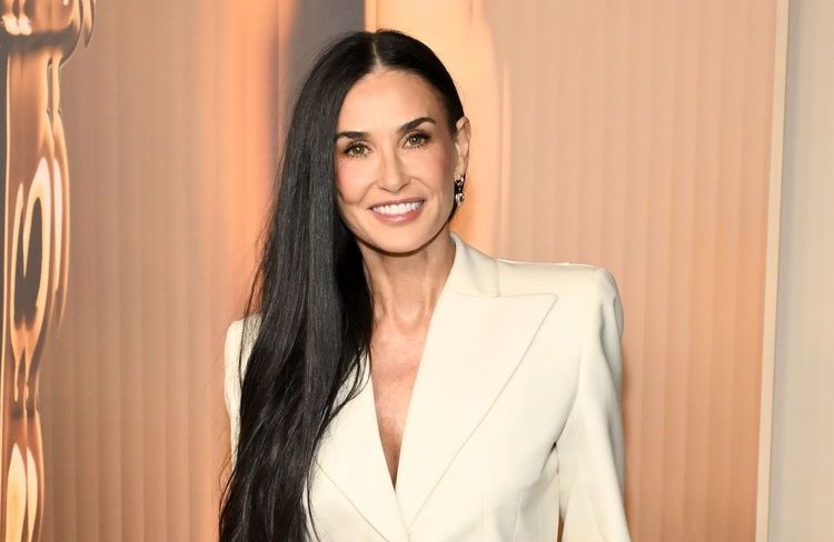 Demi Moore revisite le look mythique de Céline Dion aux Oscars 1999