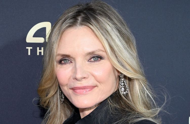 Cheveux bouclés et teint naturel : à 67 ans, Michelle Pfeiffer s’afficher au naturel