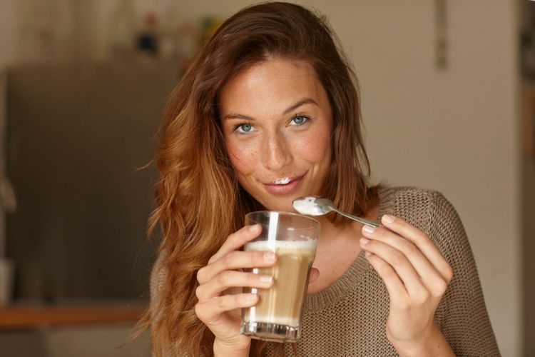 Elle arrête le café pendant trois mois, les effets sur sa peau sont surprenants