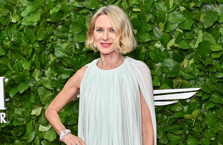 À 57 ans, Naomi Watts adopte la coupe au carré parfaite pour les racines grisonnantes