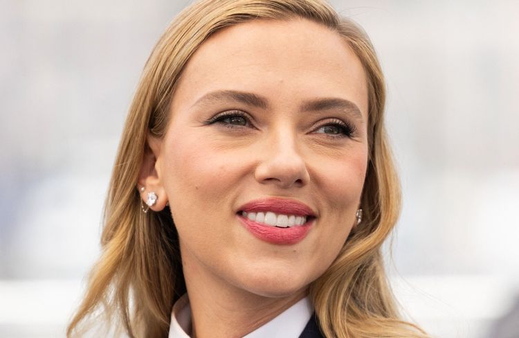 Scarlett Johansson fait sensation avec une coiffure bouclée étonnante