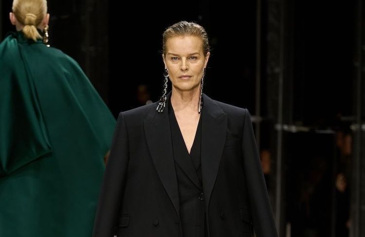 À 52 ans, Eva Herzigova, supermodel des années 90, fait sensation sur le podium du défilé Givenchy