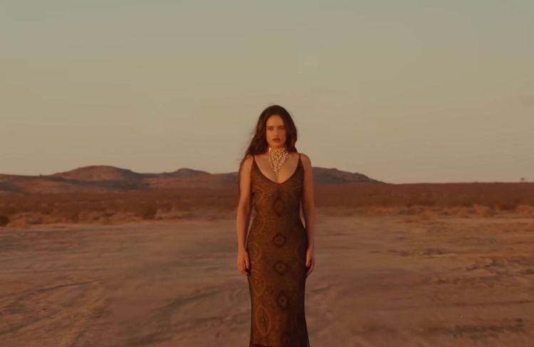 Pour son dernier clip, Rosalía mise sur une robe vintage Dior par Galliano, déjà portée par Jennifer Aniston et Carla Bruni