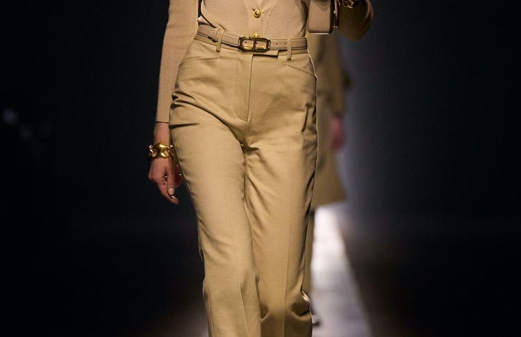 Le retour de ce pantalon raffiné annonce la fin des coupes larges