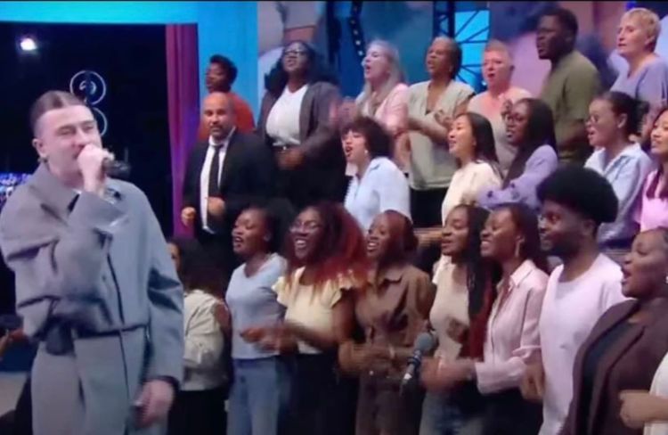 Après des accusations de racisme par des choristes de Pierre Garnier, la production de « Quotidien » répond
