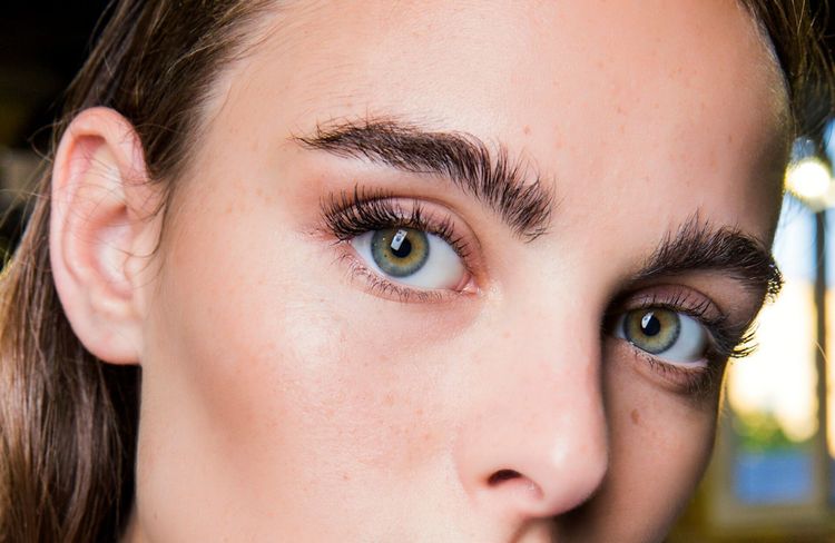 Ce célèbre maquilleur dévoile sa technique ultime pour appliquer le mascara et obtenir des cils XXL