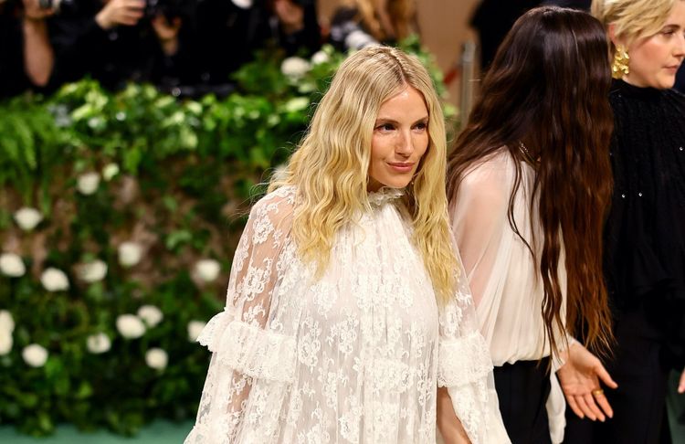 Met Gala 2024 : dans une robe aérienne, Sienna Miller confirme le retour du style boho-chic