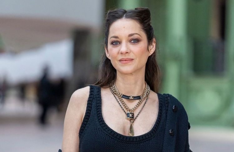 Marion Cotillard réactualise avec chic la petite robe pull noire au défilé Chanel