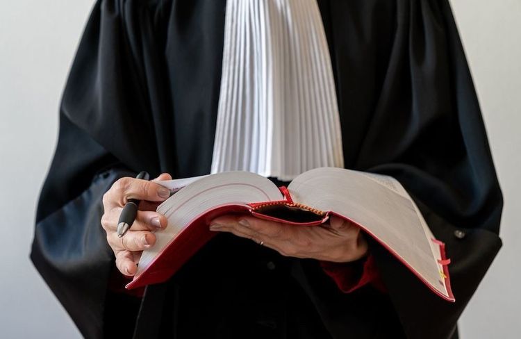 Quatre avocats stagiaires écartés de leur cabinet après des propos racistes