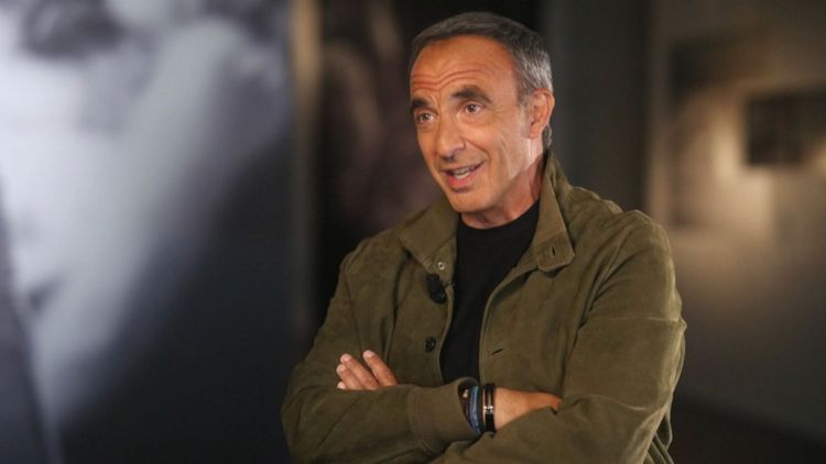 "Je ne suis pas comme les autres" : Nikos Aliagas évoque la malformation avec laquelle il est né