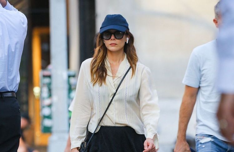 Elizabeth Olsen réussit le pari d’être chic en sandales et chaussettes