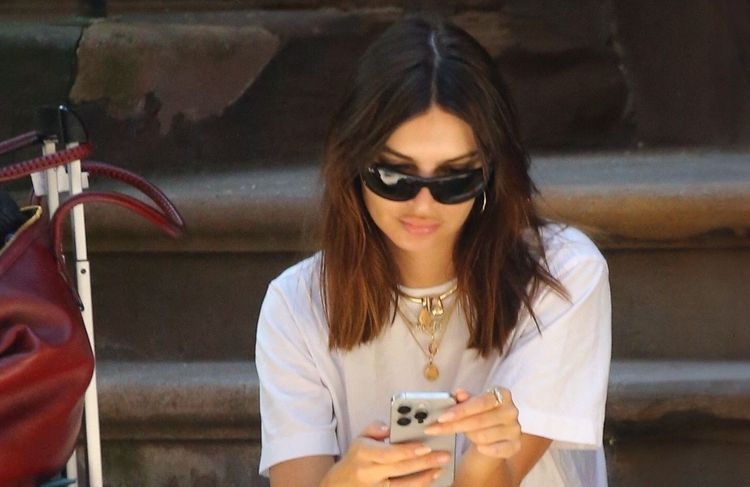 Emily Ratajkowski : son astuce pour porter les bottes de motard en été