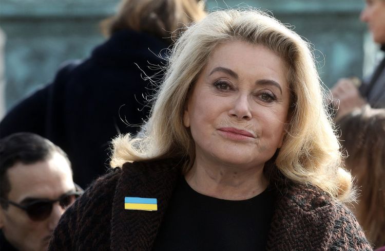 À Rome, Catherine Deneuve mise sur sa signature stylistique la plus reconnaissable