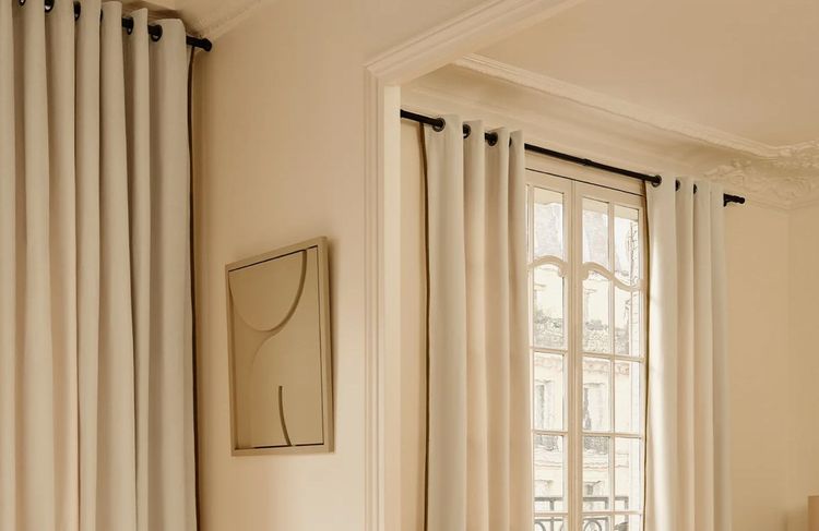 IKEA hack : l’astuce qui change tout pour cacher les rails de rideaux disgracieux