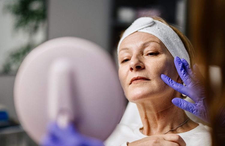 Anti-âge : qu'est-ce que les injections « invisibles » au Profhilo, qui boostent la peau sans la figer ?