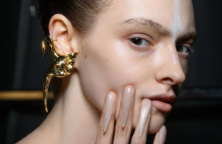 Qu'est-ce que la tendance des ongles inversés qui obsède les réseaux sociaux en 2025 ?
