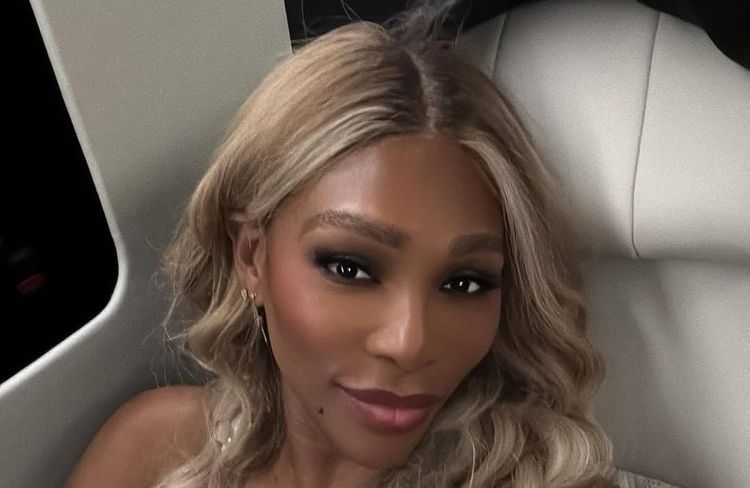 Serena Williams exhibe ses abdos saillants en bikini bleu : son look de vacances enflamme Instagram