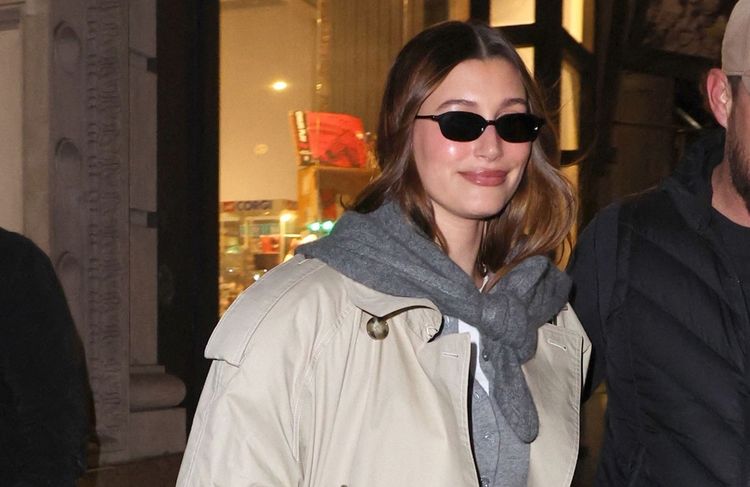 Hailey Bieber adopte à son tour l’accessoire ultime des Scandinaves