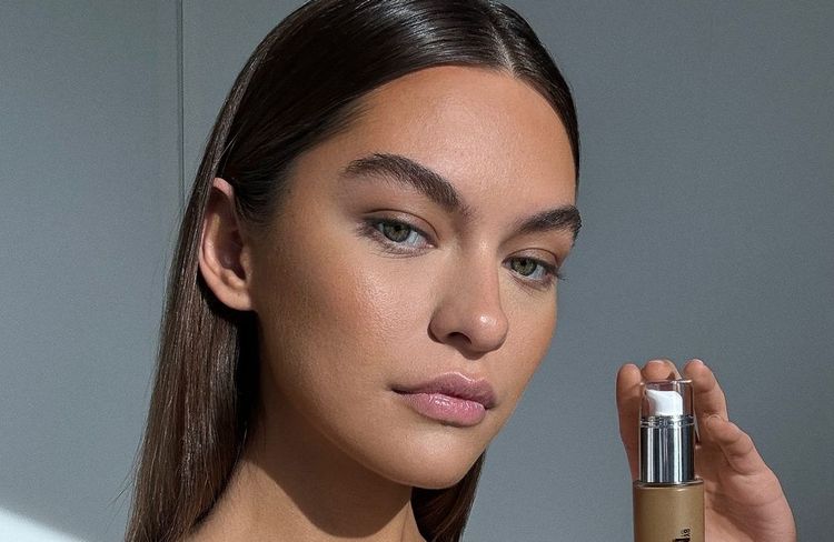 Ce sérum teinté est le secret des filles au teint hâlé cet automne