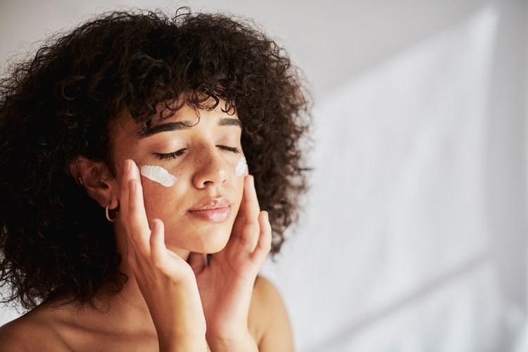 Voici la quantité de crème solaire à appliquer sur son visage pour une protection optimale