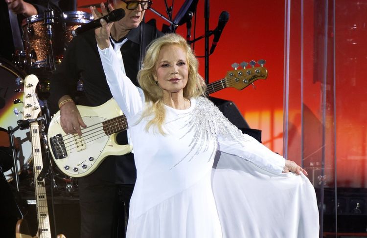 Sylvie Vartan entourée de ses petites-filles Ilona et Emma Smet pour son dernier concert