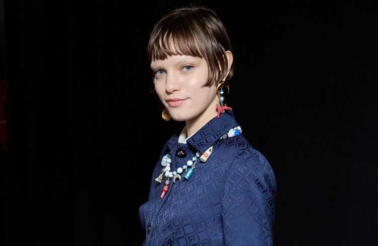 Voici la coiffure last minute (et facile) qui pourrait bien sauver votre look du réveillon