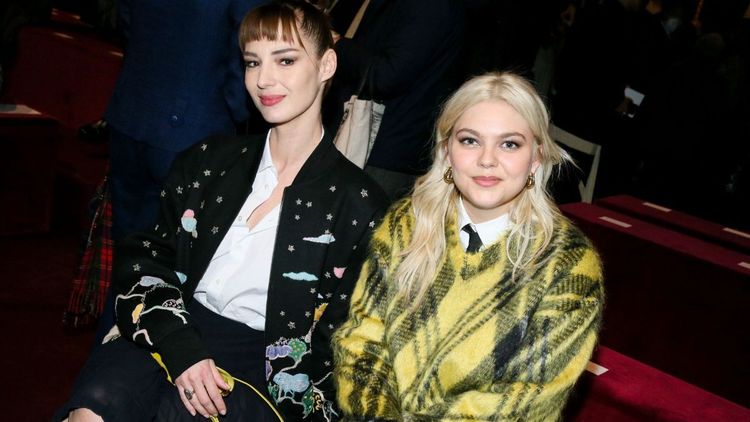 Bouleversée, Louane revient sur sa dernière discussion avec sa mère : entre médicaments et incompréhension
