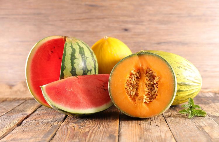 Pêche, pastèque, melon… ces fruits d’été à éviter le soir pour bien dormir (et stabiliser votre glycémie)