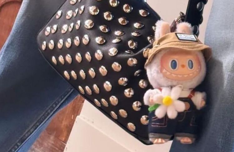 Labubu : comment cette peluche horrifique s’est imposée comme le charm ultime à accrocher à son sac