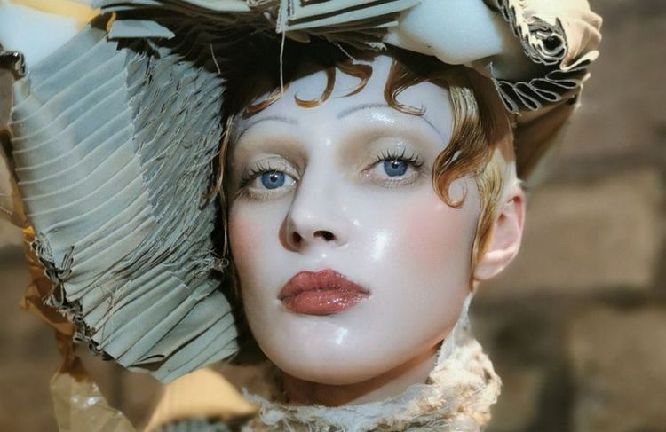 La fameuse « glass skin » de Maison Margiela a désormais son produit (tout aussi viral)