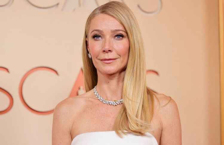Aux Oscars 2026, Gwyneth Paltrow crée la surprise avec une robe faussement sage