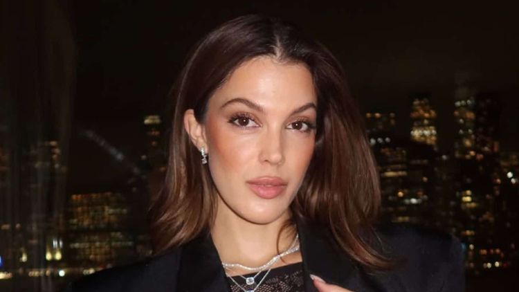 Iris Mittenaere : victime d’un accident de mini-jupe sur un tapis rouge, elle s’en excuse à ses abonnés